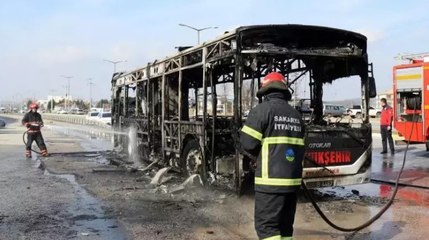 Sakarya’da otobüs alev topuna döndü: Gökyüzünü kara duman kapladı
