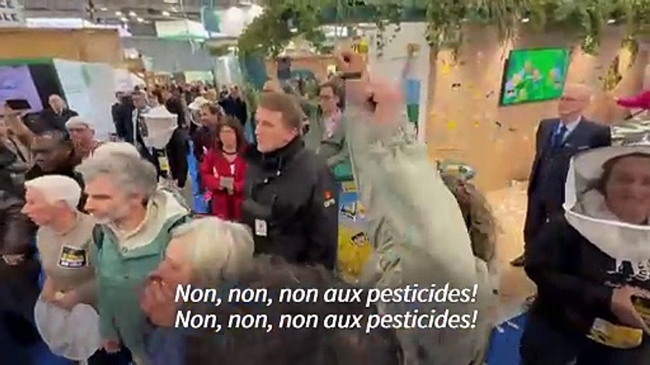La Confédération paysanne déverse des abeilles mortes sur le stand du lobby des pesticides