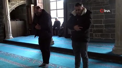 Ramazanı dolu dolu yaşıyor! 4 yıldır her gün farklı camide teravih kılıyor