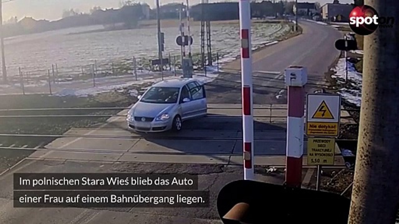 Helfer ziehen Auto von Schienen - werden von Fahrzeug erwischt