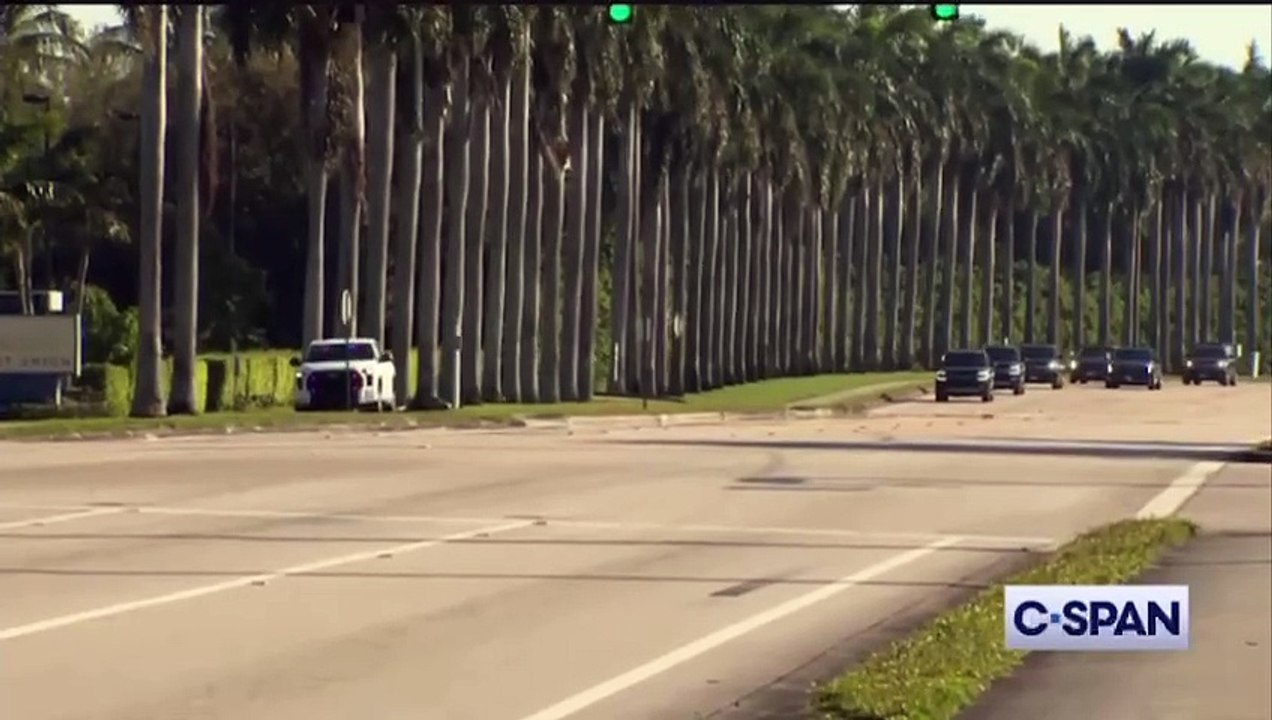 Le président Trump arrive au Trump International Golf Club West Palm Beach, en Floride, après avoir quitté Mar-a-Lago et vous pouvez entendre quelqu'un crier continue de se battre. Continuez à vous battre!