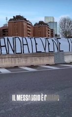 Lo striscione della Curva Sud del Milan affisso davanti a Casa Milan