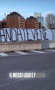 Lo striscione della Curva Sud del Milan affisso davanti a Casa Milan
