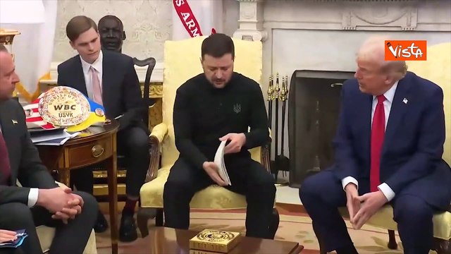 Zelensky mostra a Trump nello Studio Ovale foto di persone torturare dai russi durante la guerra