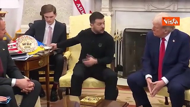Zelensky mostra a Trump nello Studio Ovale foto di persone torturate dai russi durante la guerra