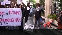 Gli studenti di Cambiare Rotta protestano contro la ministra Bernini