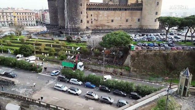 Napoli, pulizie al Maschio Angioino: rimosse baracche e rifiuti dagli spalti