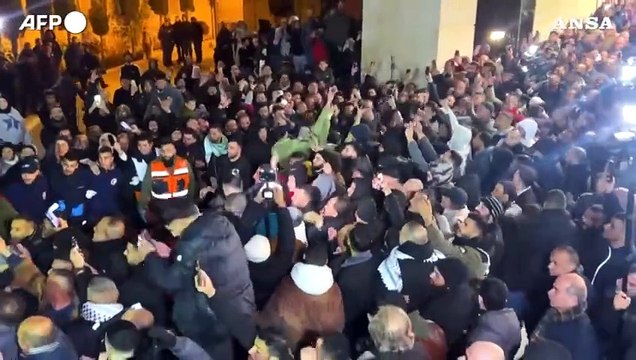 Folla accoglie a Ramallah il bus con i prigionieri palestinesi liberati