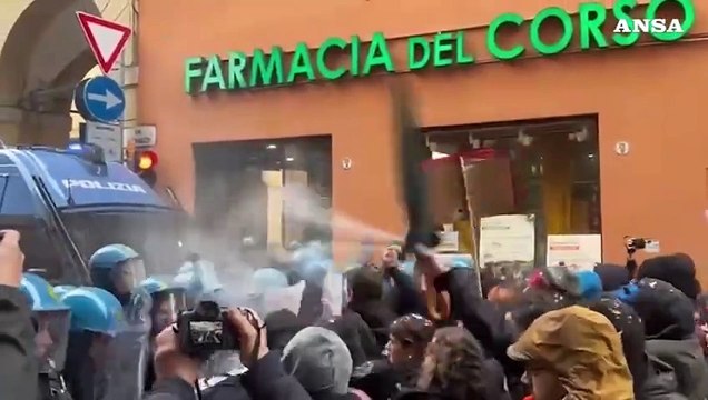 Bologna, inaugurato l'anno accademico: scontri al corteo in centro