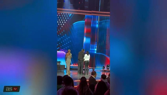 Esta escena se convierte en la más emotiva del Festival de Viña: le pidieron al artista chileno que cerrara los ojos y esto ocurrió