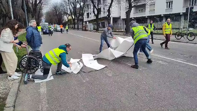 Via Turati come Abbey Road, i Beatles bloccano la strada a colpi di musica: «Attraversamenti pedonali assenti»