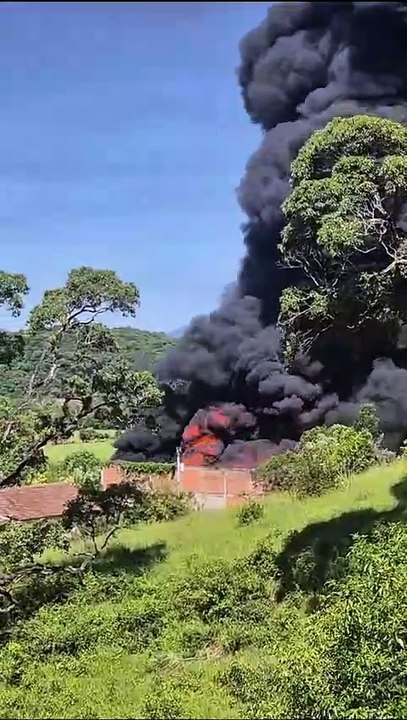 Incêndio de grandes proporções atinge galpão de reciclagem na Grande Florianópolis