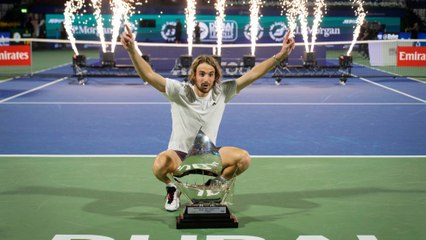 Tsitsipas gana su primer torneo 500 tras 11 finales perdidas y regresará entre los diez mejores