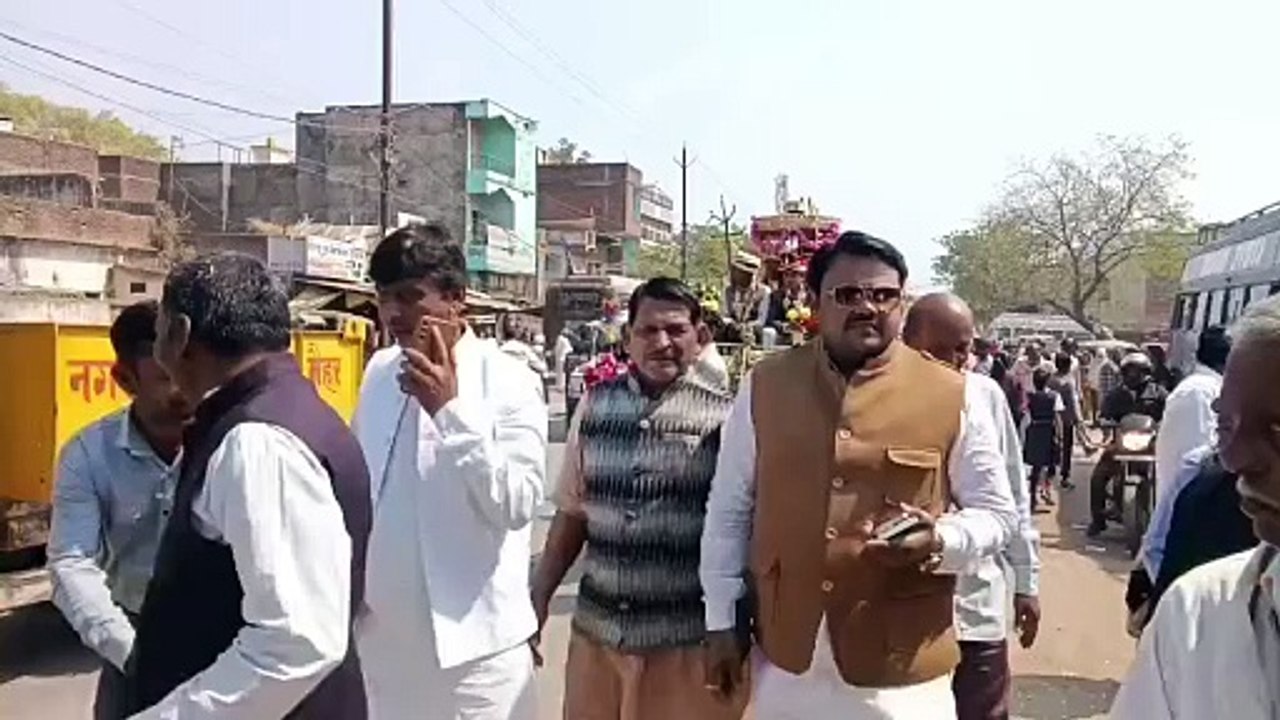 Maihar में अनोखी शादी; महिला पंडित ने पढ़े मंत्र, बग्घियों से निकली दूल्हों की बारात