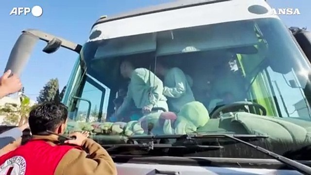 Gaza, la gioia a Khan Yunis all'arrivo dei detenuti rilasciati da Israele