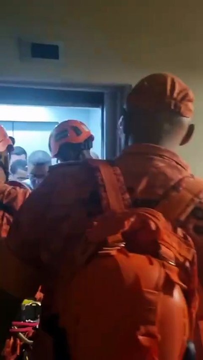Bombeiros resgatam 11 pessoas presas em elevador na Sapucaí