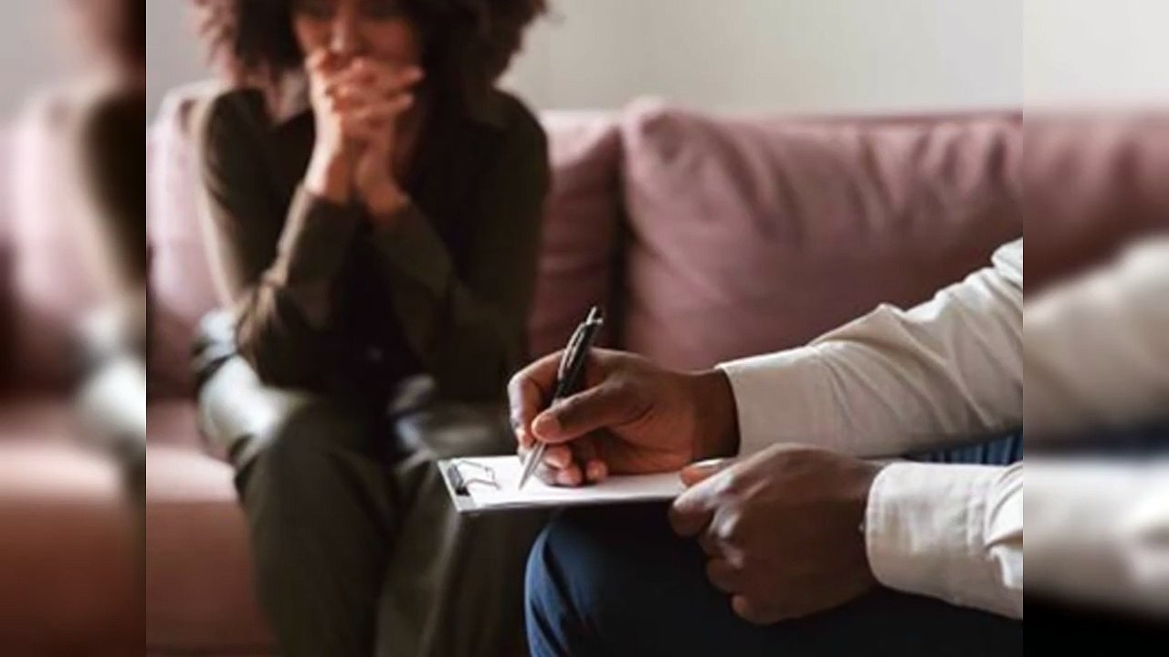 Terapeuta expone puntos a mejorar en la atención a la salud mental