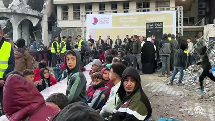 Gazze'de yıkım ve enkazlar arasında toplu iftar düzenlendi