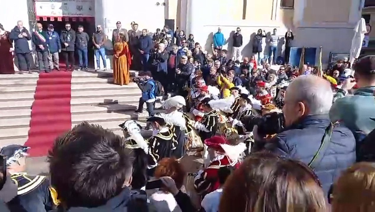 Oristano, letto il bando in piazza Eleonora: prende il via la Sartiglia