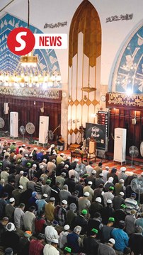 Pakistani Muslims hold first Ramadan prayers ahead of fasting