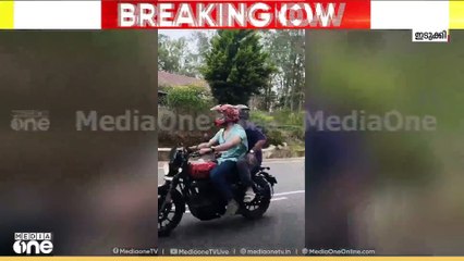 ഒറ്റ വീലിൽ പാഞ്ഞ്...; മൂന്നാറിൽ ബൈക്കിൽ യുവാക്കളുടെ അഭ്യാസ പ്രകടനം