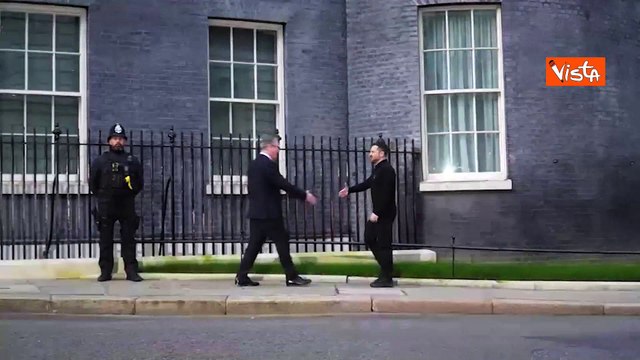 L'abbraccio tra Starmer a Zelensky in Downing street 10 a Londra, le immagini