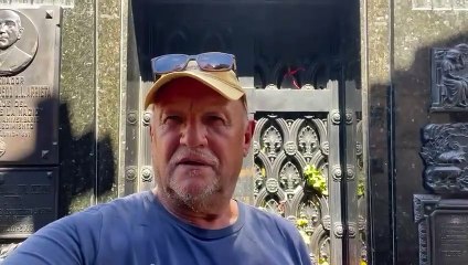 Christian Leclercq devant la tombe d'Evita