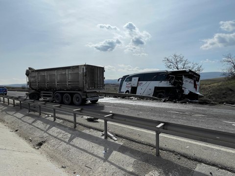 Bilecik'te TIR, yolcu otobüsüne arkadan çarptı