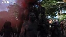 Nessuna maschera, solo fango: ecco il carnevale di Paraty in Brasile