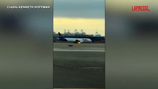 Aereo cargo va a fuoco dopo l'impatto con uccelli: atterraggio d'emergenza