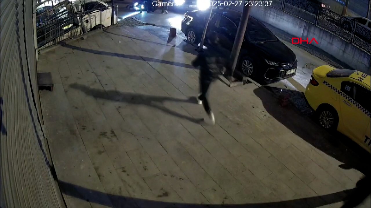 Esenyurt'ta yayaya yol veren motokuryeye otomobil çarptı