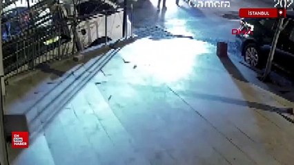 Esenyurt'ta yayaya yol veren motokuryeye otomobil çarptı