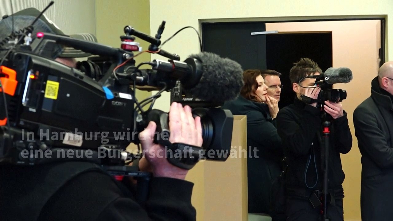 Hamburger Bürgerschaftswahl: Gute Laune bei Tschentschers Stimmabgabe