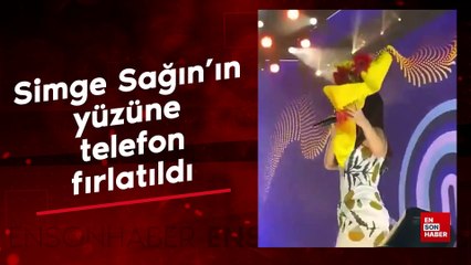Şarkıcı Simge Sağın’ın sahnedeyken yüzüne telefon fırlatıldı