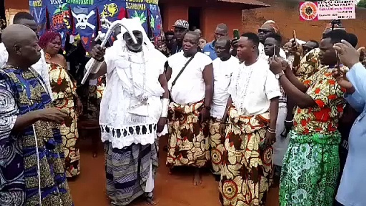 Procession de Maixent Accrombessi après son couronnement