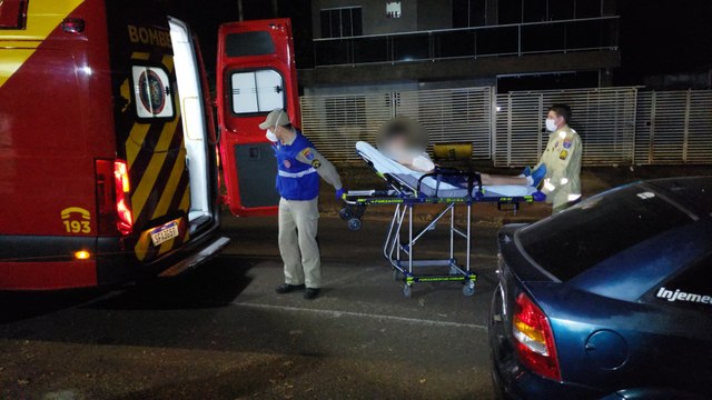 Adolescente de 13 anos fica ferido ao sofrer queda enquanto jogava bola