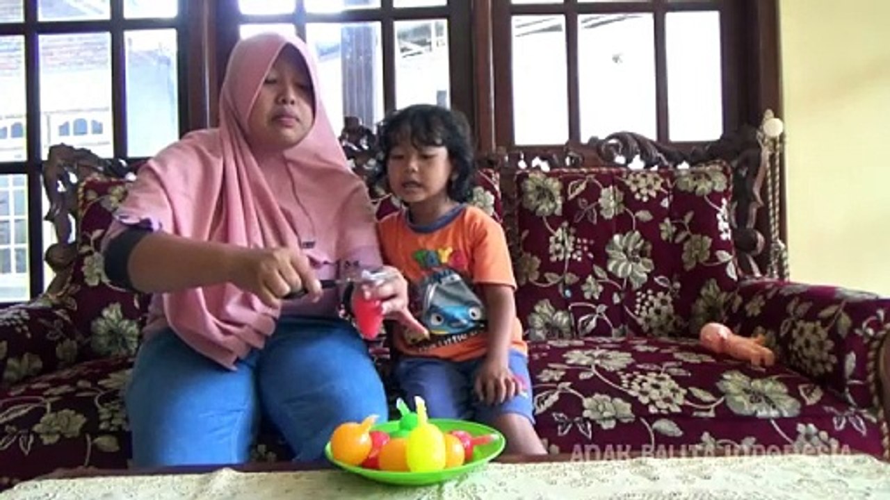 ENAKNYA.. Balita Pertama Kali Makan Puding Buah, LEARN COLOR WITH FRUIT PUDDING
