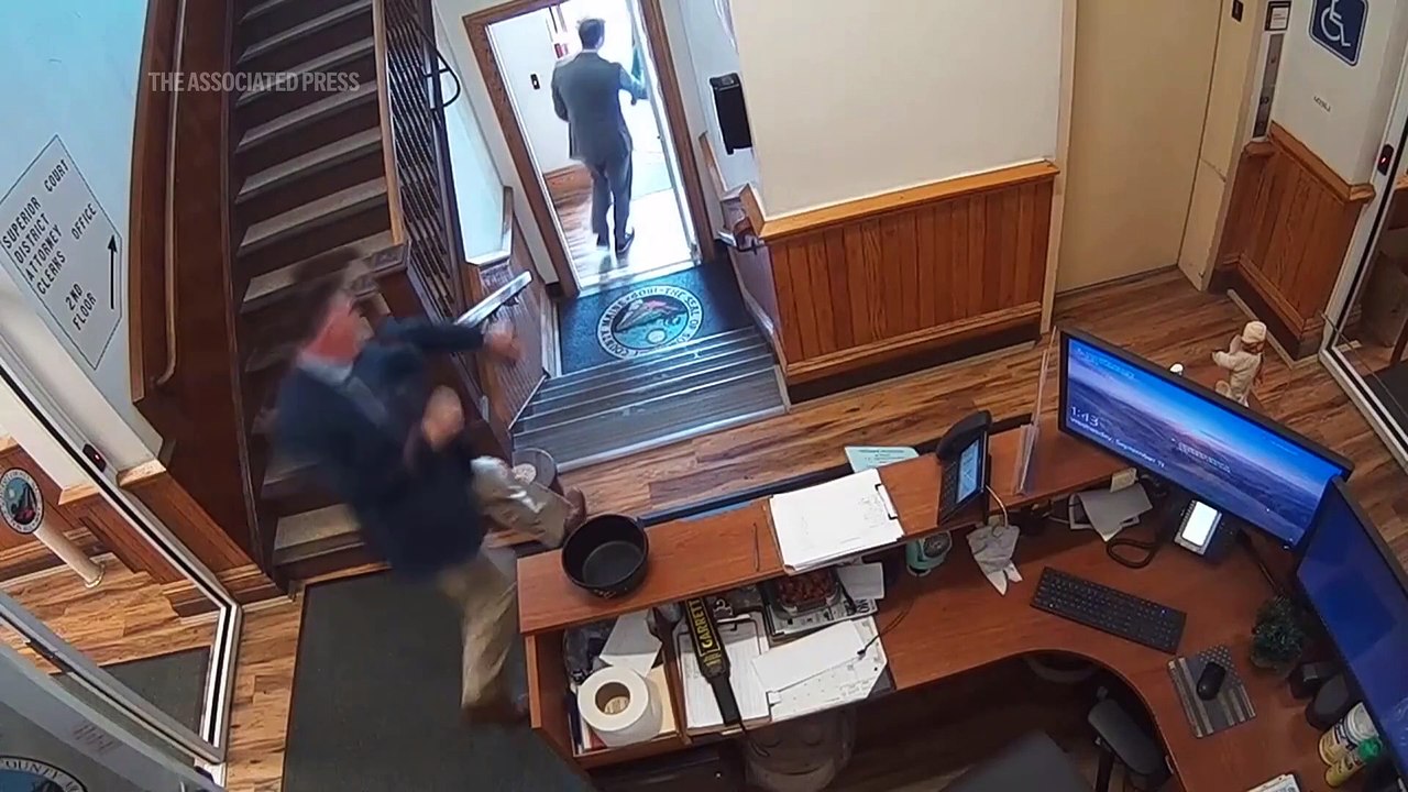 Hombre condenado por agredir a un niño huye del juzgado esposado
