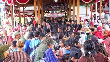 Keseruan Nguri-nguri Budaya Lokal Desa Purwosari Madiun, Warga Berebut Jajanan