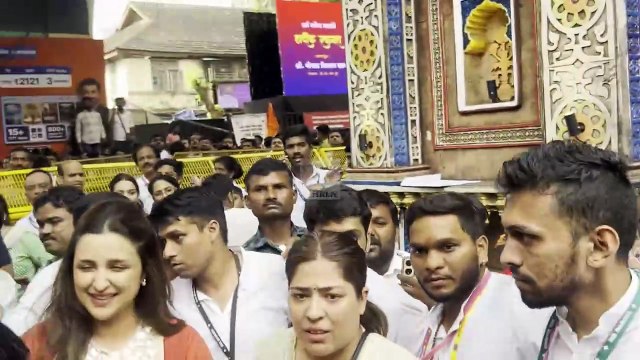 Parineeti Chopra Arrives At Lalbaugcha Raja To Seek Blessings From Lord Ganesha On Ganpati Utsav