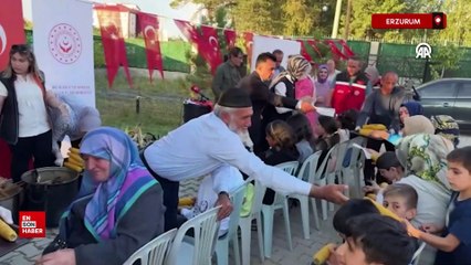Şehit babası, devlet korumasındaki çocuklara yetiştirdiği mısırlardan ikram etti