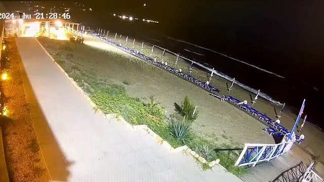 Palinuro, la tromba d'aria arriva improvvisa dal mare e danneggia il lido: i clienti in fuga