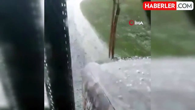 Ardahan'da Dolu Yağışı Hanak'ı Beyaza Bürüdü