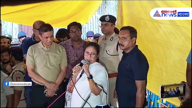 'মুখ্যমন্ত্রী নয়, দিদি হিসাবে এসেছি' হঠাৎ জুনিয়র চিকিৎসকদের ধর্না মঞ্চে হাজির মমতা বন্দ্যোপাধ্যায়