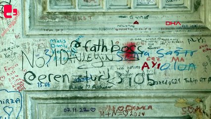 İki sarayı birbirine bağlayan tarihi geçit, yazı tahtasına döndü