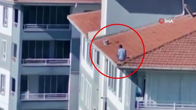 Elazığ'da binanın çatısını güvenlik önlemi almadan tamir eden işçi kamerada