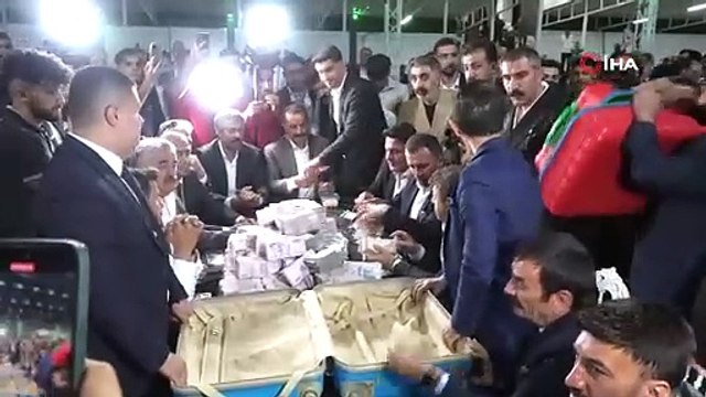 Yine aşiret düğünü, yine aynı manzara: 20 kişi saatlerce ancak sayabildi!