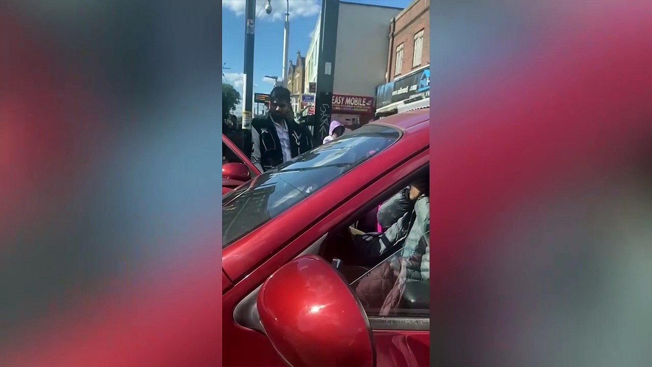 Cars smash into a building next to Lidl
