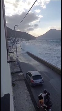 Lipari, violenta mareggiata ad Acquacalda: invase la sede stradale e le case