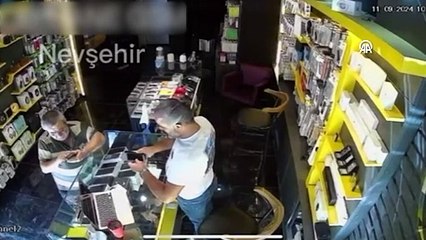 Tavanda asılı kaldı! Burası uzay değil işyeri